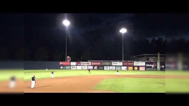 El ovni de turno 'visita' un partido de béisbol en Canadá