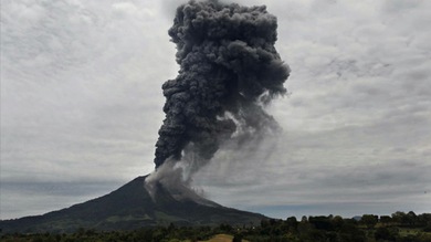 La erupción del volcán Sinabong en Indonesia deja casi 10.000 evacuados