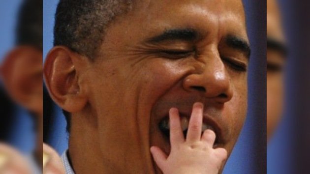 Obama muestra su 'gran nariz', pero recibe un golpe en la boca