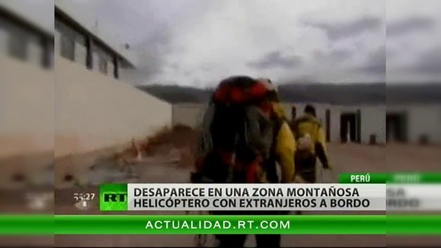 Servicios de rescate peruanos buscan a un helicóptero que desapareció en una zona montañosa con 15 personas a bordo