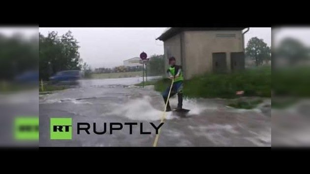 Alemania: ‘wakeboarding’ por caminos inundados