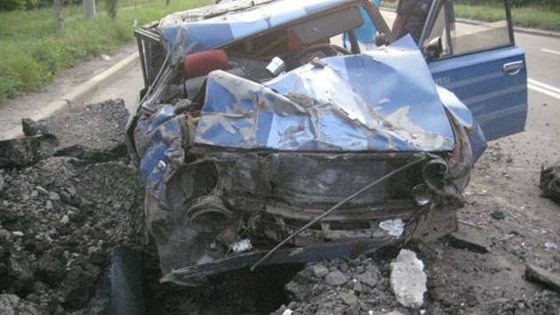 Impactantes imágenes desde Ucrania: un proyectil explota en frente de un coche