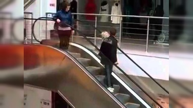 Joven contra escalera mecánica