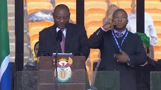 Video: El intérprete para sordos en la ceremonia por Mandela no 'decía' nada
