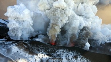 Fotos: El mayor volcán de Kamchatka, en Rusia, expulsa nubes de gas y vapor