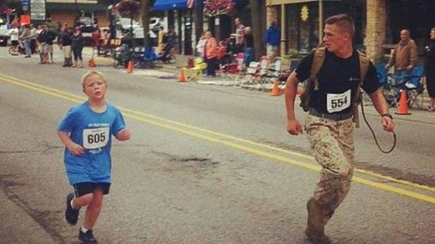 Conmovedora historia de un militar de EE.UU. que ayudó a un niño a 'ganar' una carrera