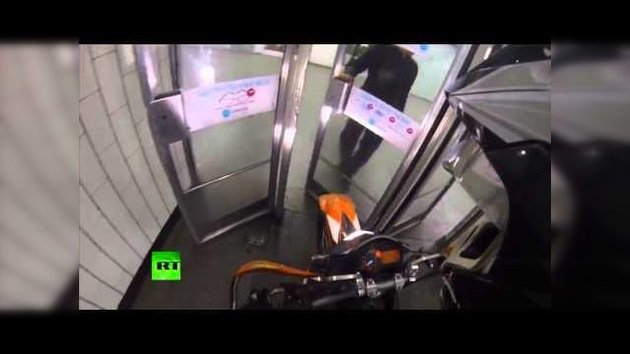 Un ruso cruza una estación de metro en moto