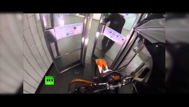 Un ruso cruza una estación de metro en moto