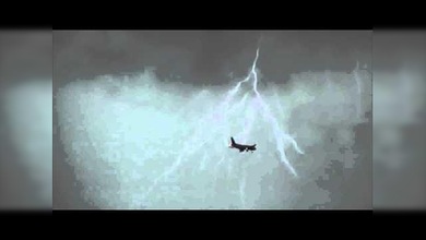 Un rayo cae sobre un avión