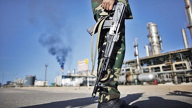 Libia para su producción petrolera tras caer un campo en manos de un grupo armado