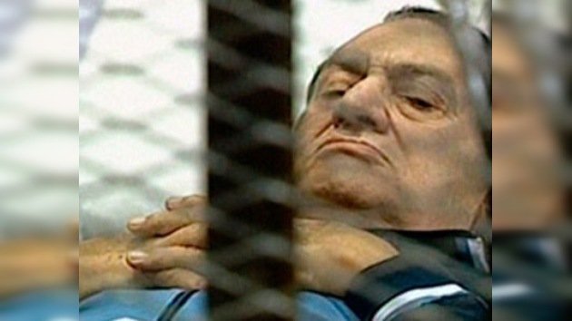 Mubarak, en camilla y enjaulado, de nuevo ante el tribunal