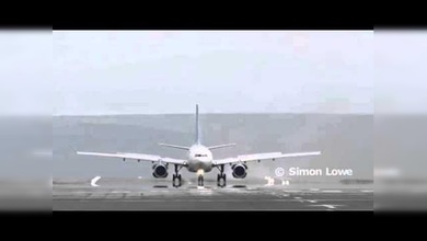 El motor de un avión con 300 pasajeros explota justo antes del despegue