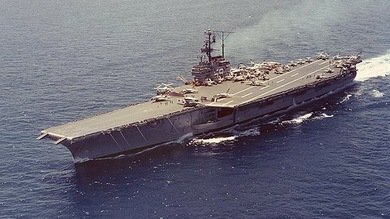 Comienza el último viaje del portaaviones de EE.UU., vendido por un centavo