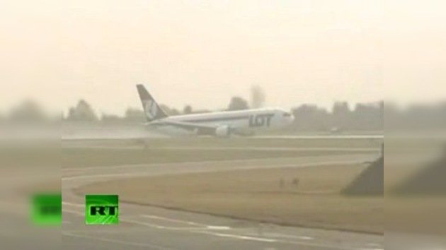 Un Boeing 767 toma tierra en Varsovia sin tren de aterrizaje