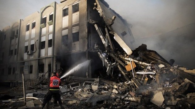 Decenas de bombas israelíes impactan en el Ministerio del Interior en Gaza