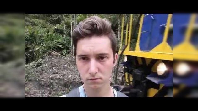 Impactante (literalmente): Un joven intenta hacer un 'selfie' con un tren de fondo