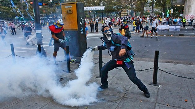 Video: Un grupo de opositores venezolanos golpea a un guardia nacional