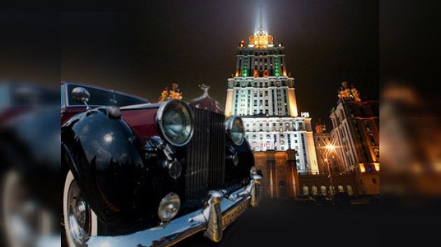 El famoso retro-rally nocturno arranca en Moscú