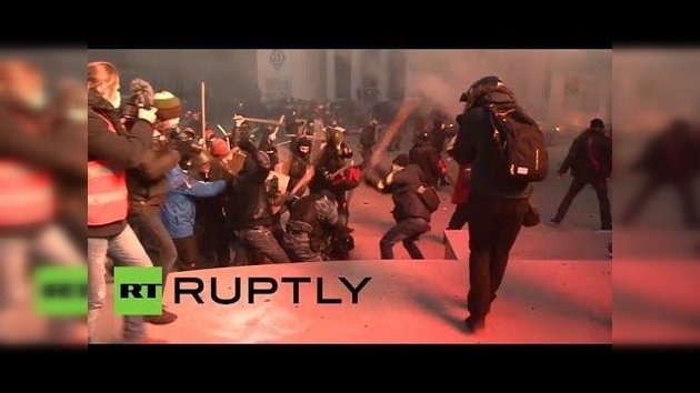 Violentas protestas en Kiev: los manifestantes golpean a los policías