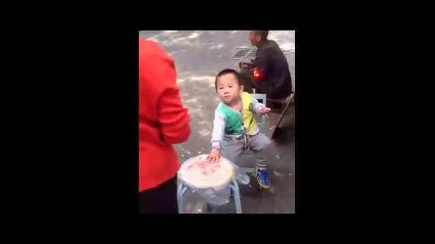 El video de un niño chino de 2 años que se fuma un cigarrillo ‘enciende’ la polémica