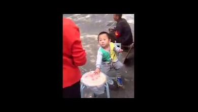 El video de un niño chino de 2 años que se fuma un cigarrillo ‘enciende’ la polémica