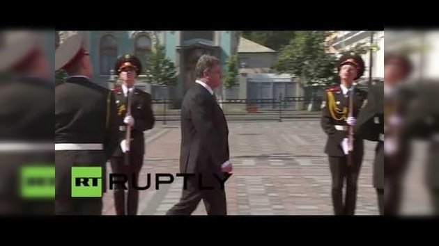 Guardia de honor suelta el rifle y casi se desmaya al paso de Poroshenko