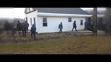 80 hombres levantan y trasladan una casa