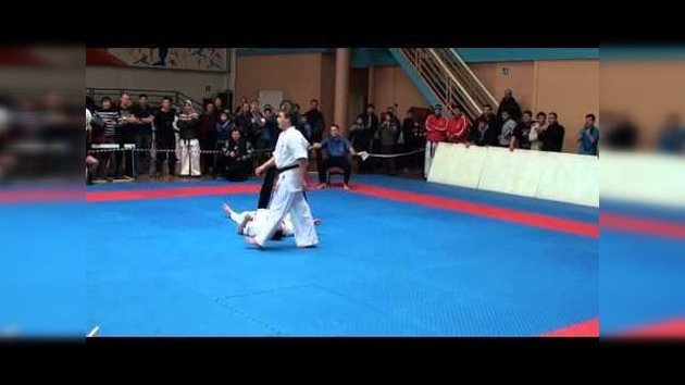 Chuck Norris estaría orgulloso: Un karateca noquea de manera espectacular a su rival
