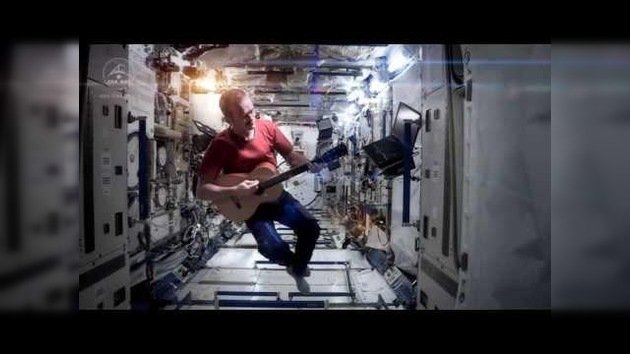 El comandante de la EEI se despide del espacio con una canción de David Bowie