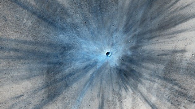La NASA fotografía un gran cráter azul en la superficie de Marte
