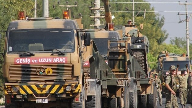 Turquía despliega armamento pesado en la frontera con Siria