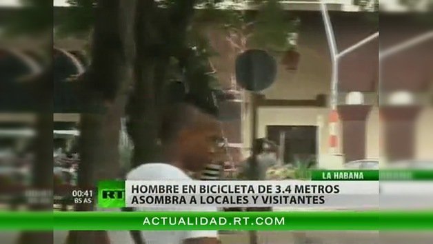 Una bici de más de tres metros de altura se pasea por La Habana