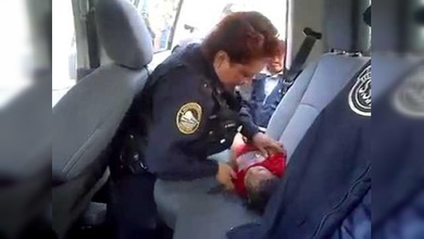 Una policía mexicana salva la vida de un bebé