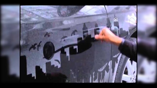 El arte más limpio: Un hombre hace impresionantes dibujos con los dedos sobre el polvo de los coches