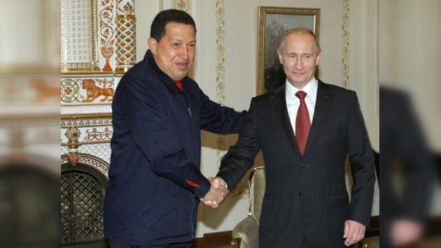 Chávez y Putin se despiden discutiendo sobre tanques y coches