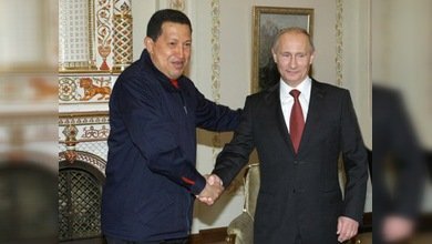 Chávez y Putin se despiden discutiendo sobre tanques y coches