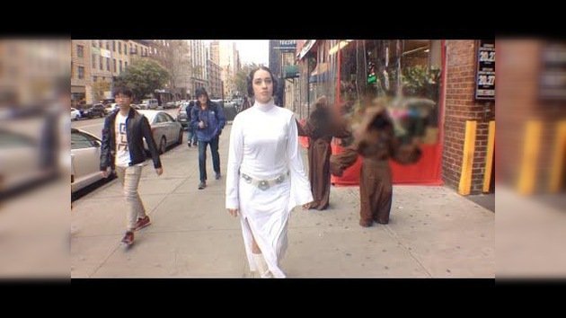 La Princesa Leia, 'acosada' por héroes de 'La guerra de las galaxias' mientras camina por Nueva York