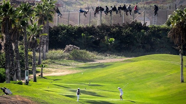Video: Inmigrantes intentan cruzar la frontera española ante un campo de golf