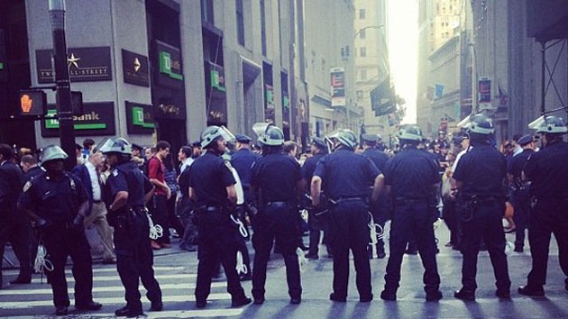 OWS celebra su aniversario con una muralla humana en la Bolsa de Nueva York