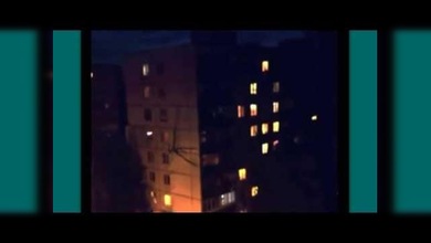 Extraña criatura camina sobre un edificio residencial en Rusia