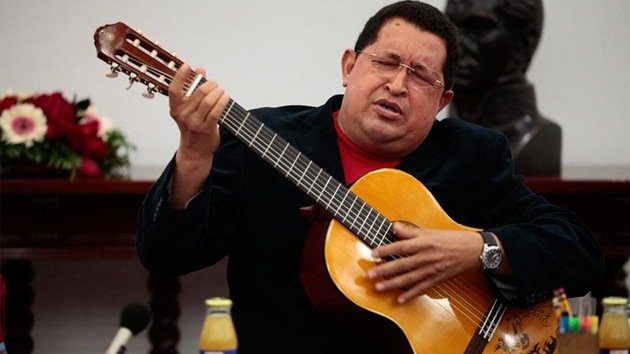 Video: Chávez toca la guitarra y canta en pleno Consejo de Ministros