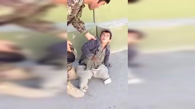 Un soldado revela el secreto oculto de un niño sin piernas