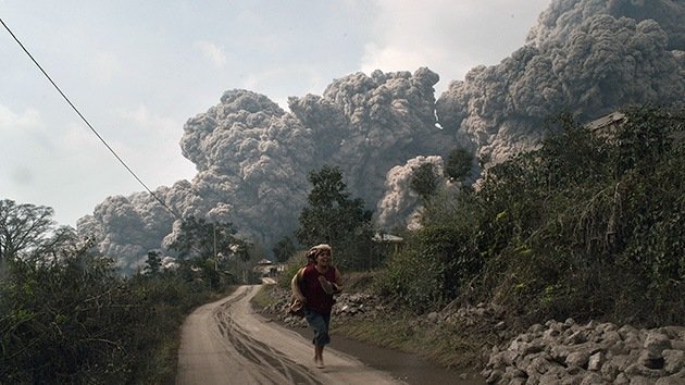 Video, fotos: La erupción de un volcán en Indonesia se cobra al menos 16 vidas