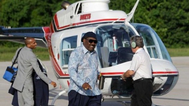 Un pastor promete a sus feligreses 'gracias divinas' si le ayudan a reparar su helicóptero