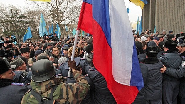 Protestas masivas a favor y en contra de la revolución ucraniana en Crimea