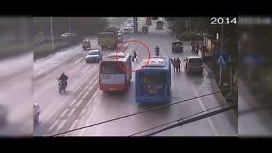 Una anciana provoca un accidente múltiple en China