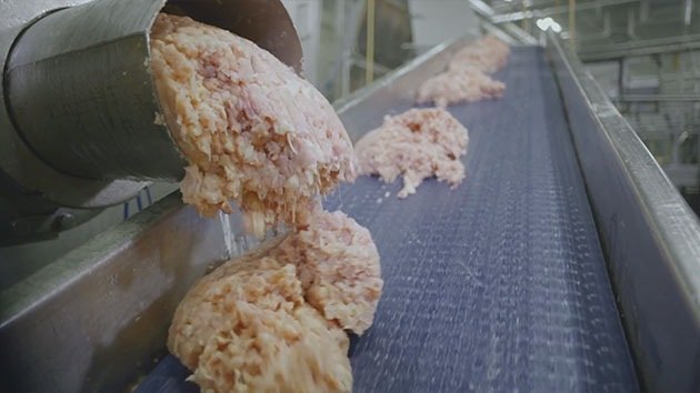 Video: McDonald's desvela cómo se fabrican sus McNuggets de pollo