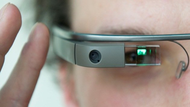 Chomsky: "Google Glass es una manera de destruir a la gente"