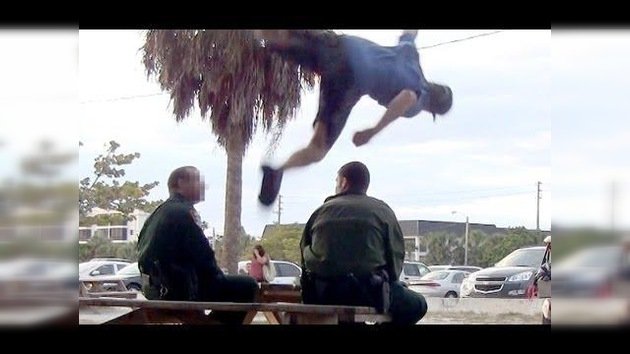 Un joven salta por encima de policías