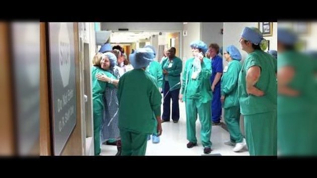 Una paciente con cáncer baila al ritmo de 'Gangnam Style' de camino al quirófano